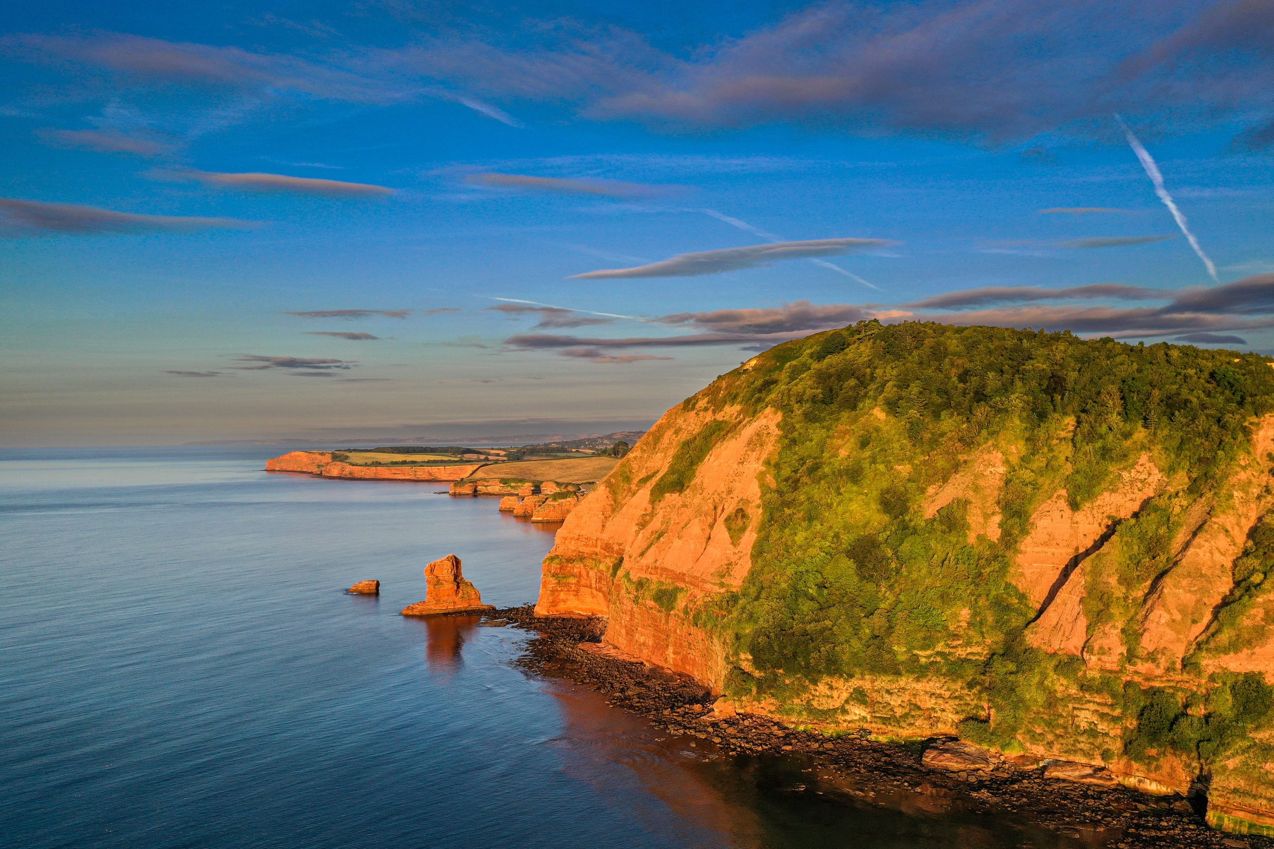 Rote Steilküste an der Jurassic Coast bei Sidmouth im Süden Englands